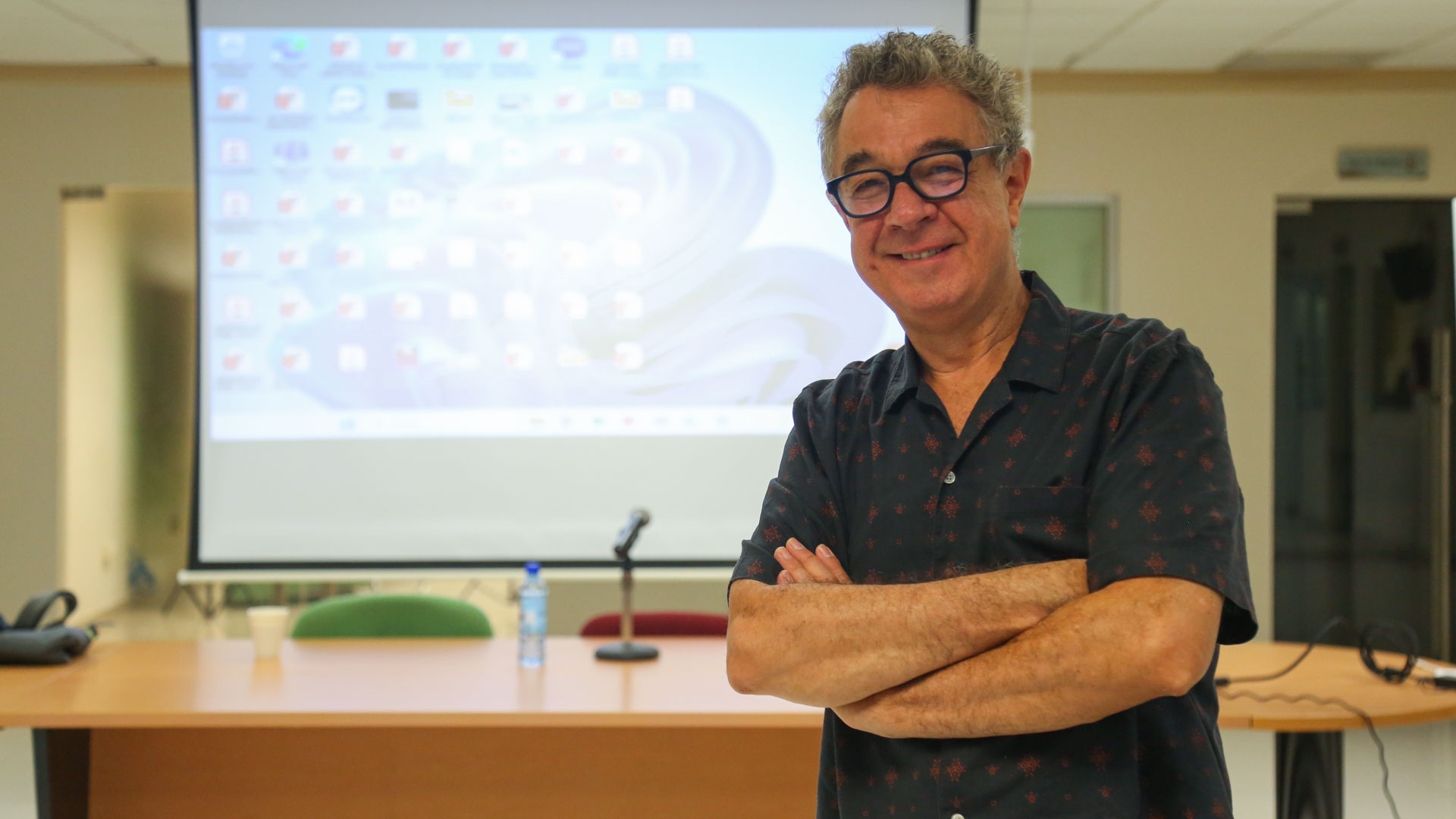 Imparte Pedro Serrano taller de traducción de poesía en Facultad de Filosofía y Letras