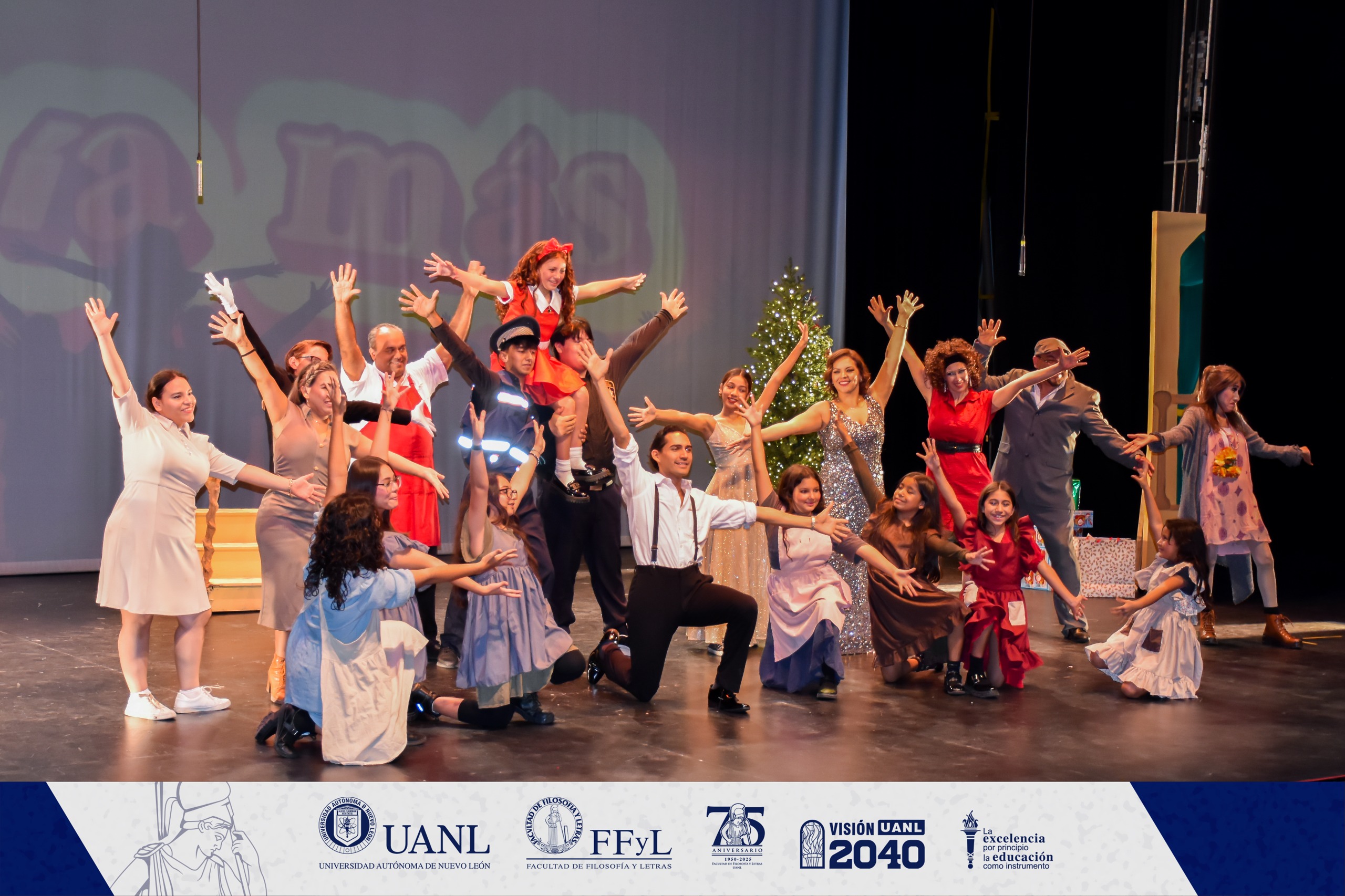 Niños y adolescentes brillan en el escenario con Anita la Huerfanita