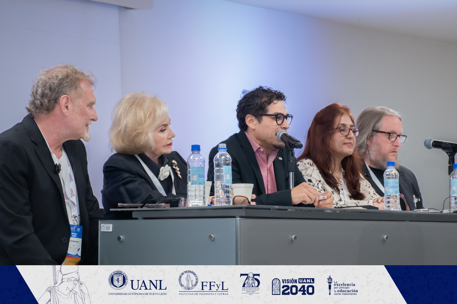 Recibe la FFyL a poetas del mundo en panel multicultural