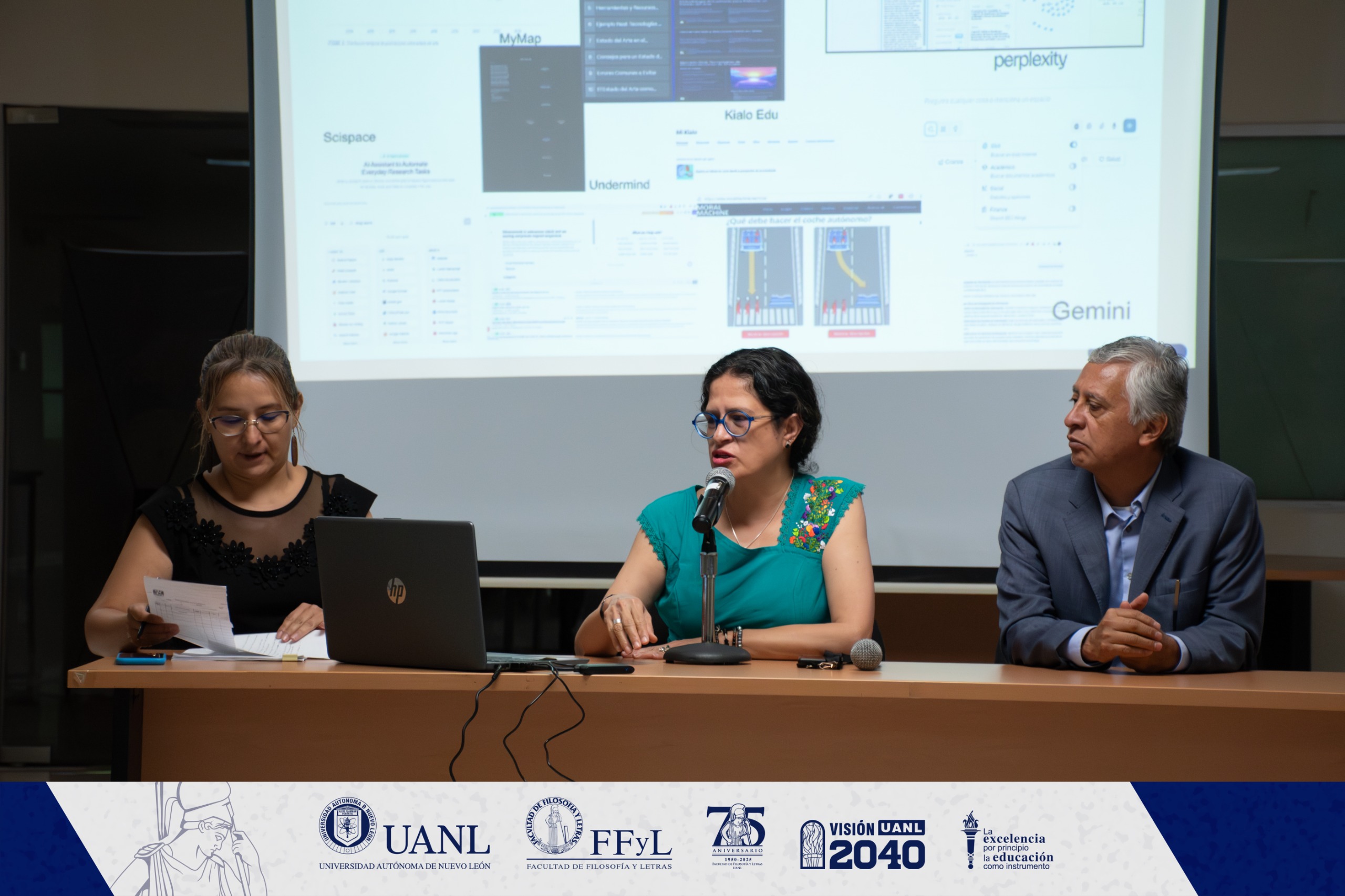 Dialogan sobre información documental en la FFyL