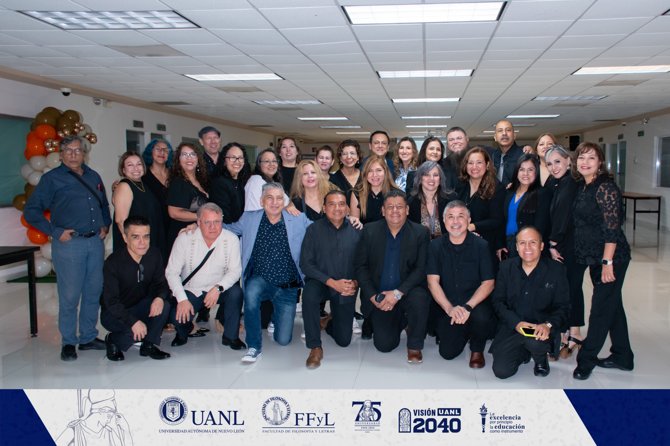 Celebran 30 años de egresar de la FFyL